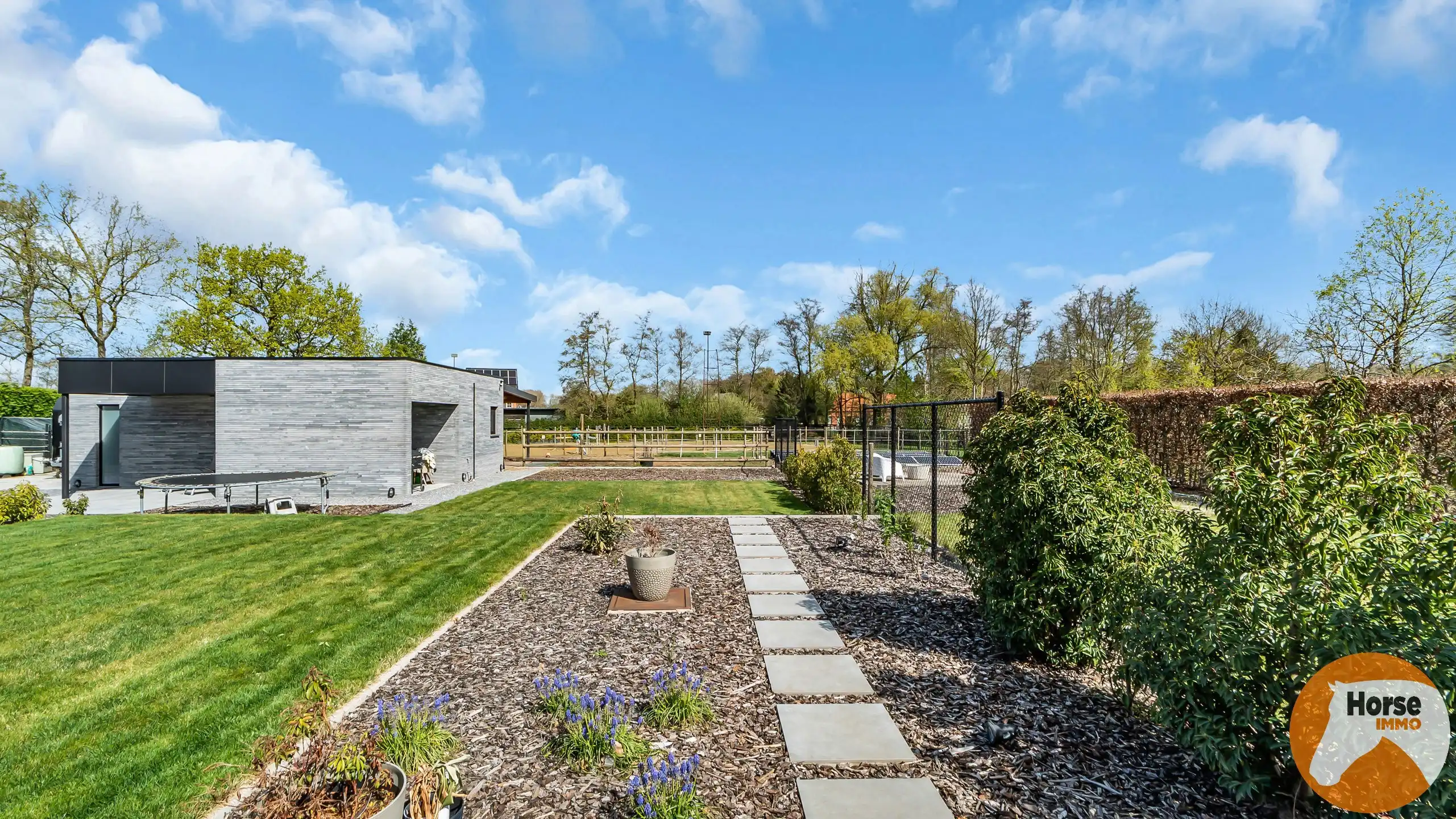 LAAKDAL-Moderne BEN-woning met paardenfaciliteit op 24,5are foto 7