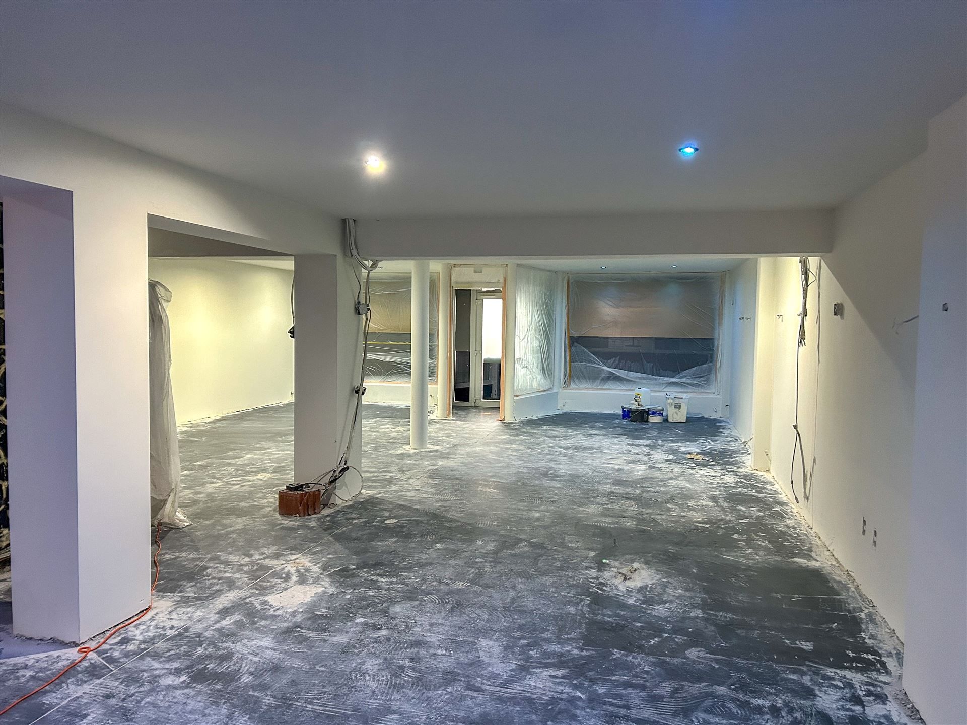 Handelspand met bovenliggend appartement met 1 slaapkamer gelegen op commerciële locatie in Maasmechelen! foto 6