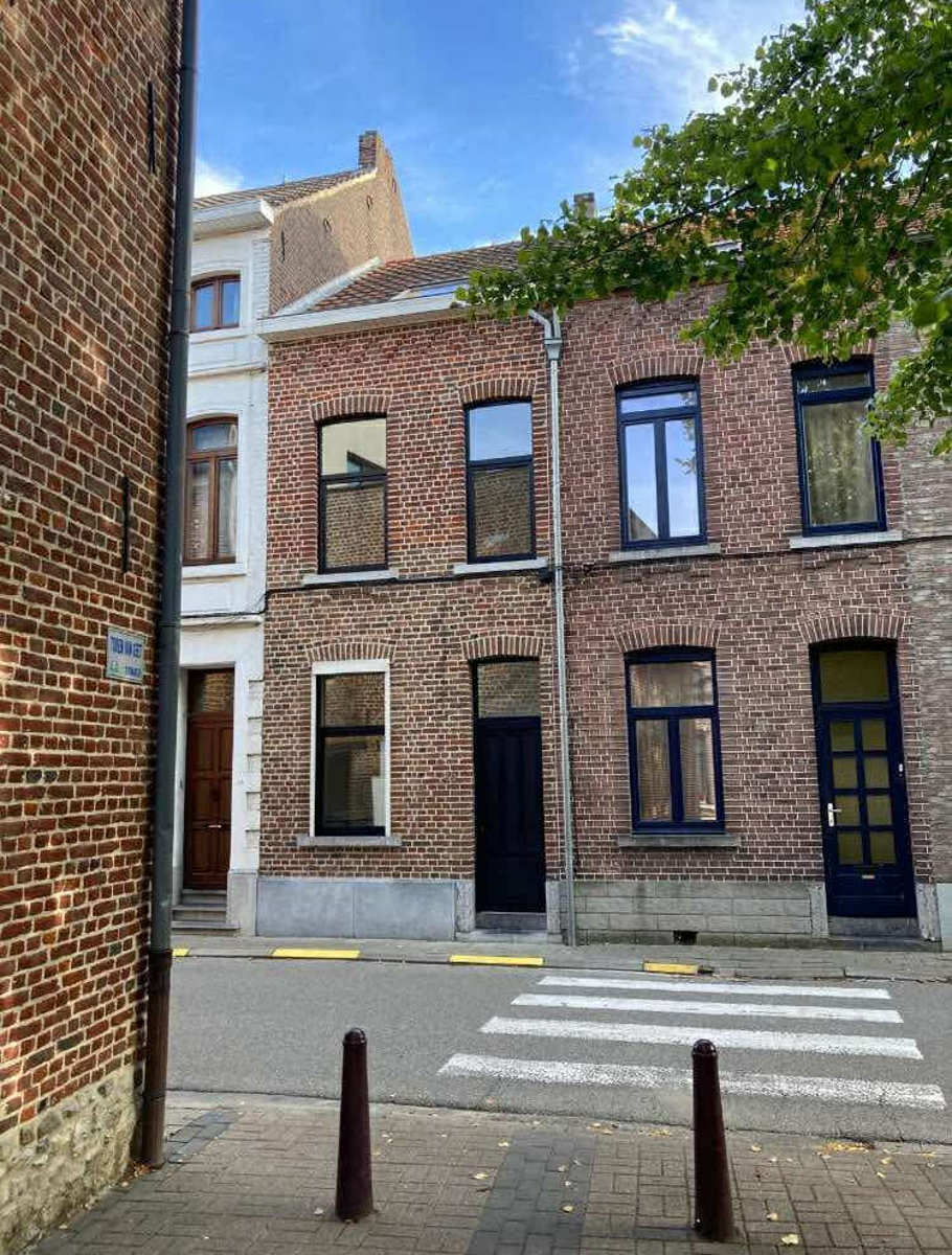 Volledig gerenoveerde woning aan het water te Tienen foto {{pictureIndex}}