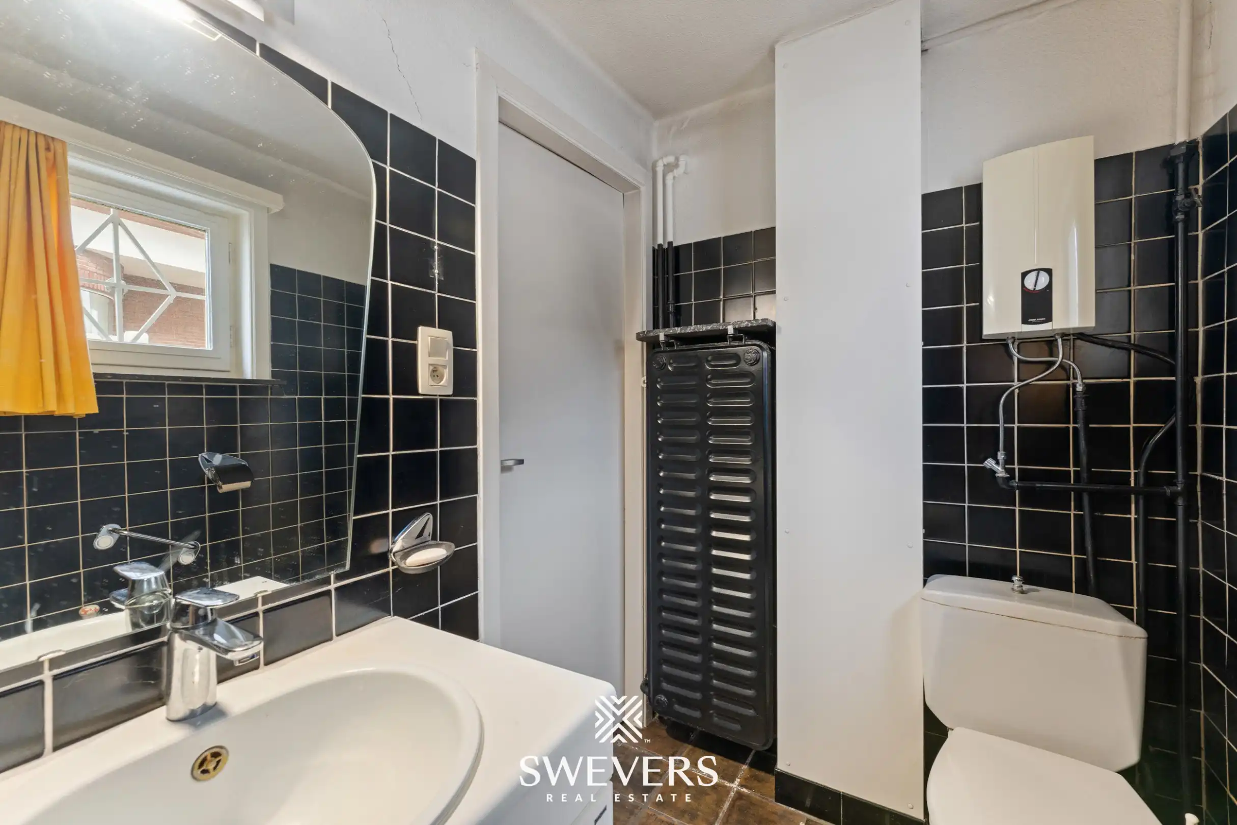 Ruime gezinswoning met multifunctionele loods op commerciële toplocatie foto 23