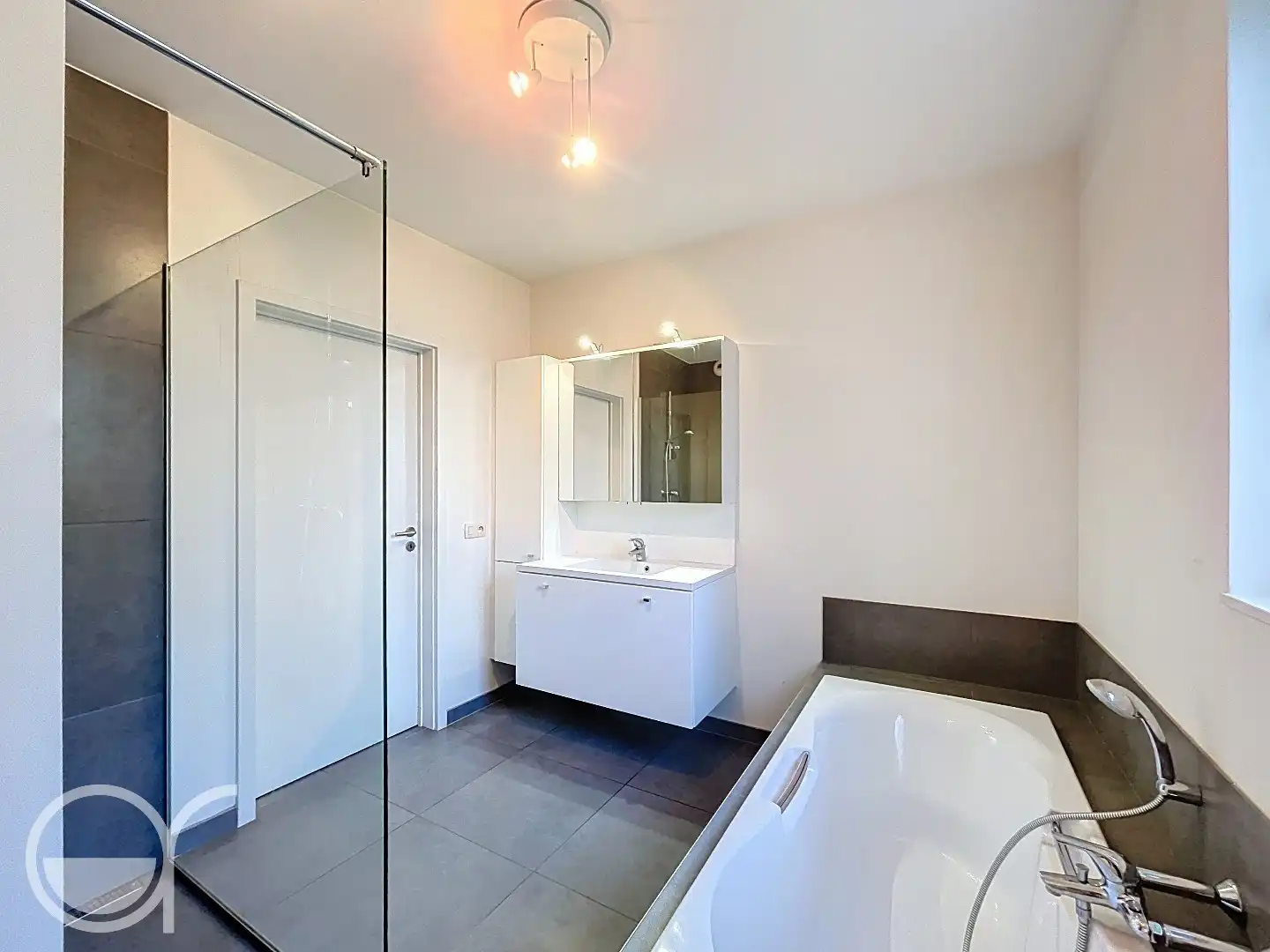 Ruim gelijkvloers appartement met twee slaapkamers, grote tuin én garagebox foto 17
