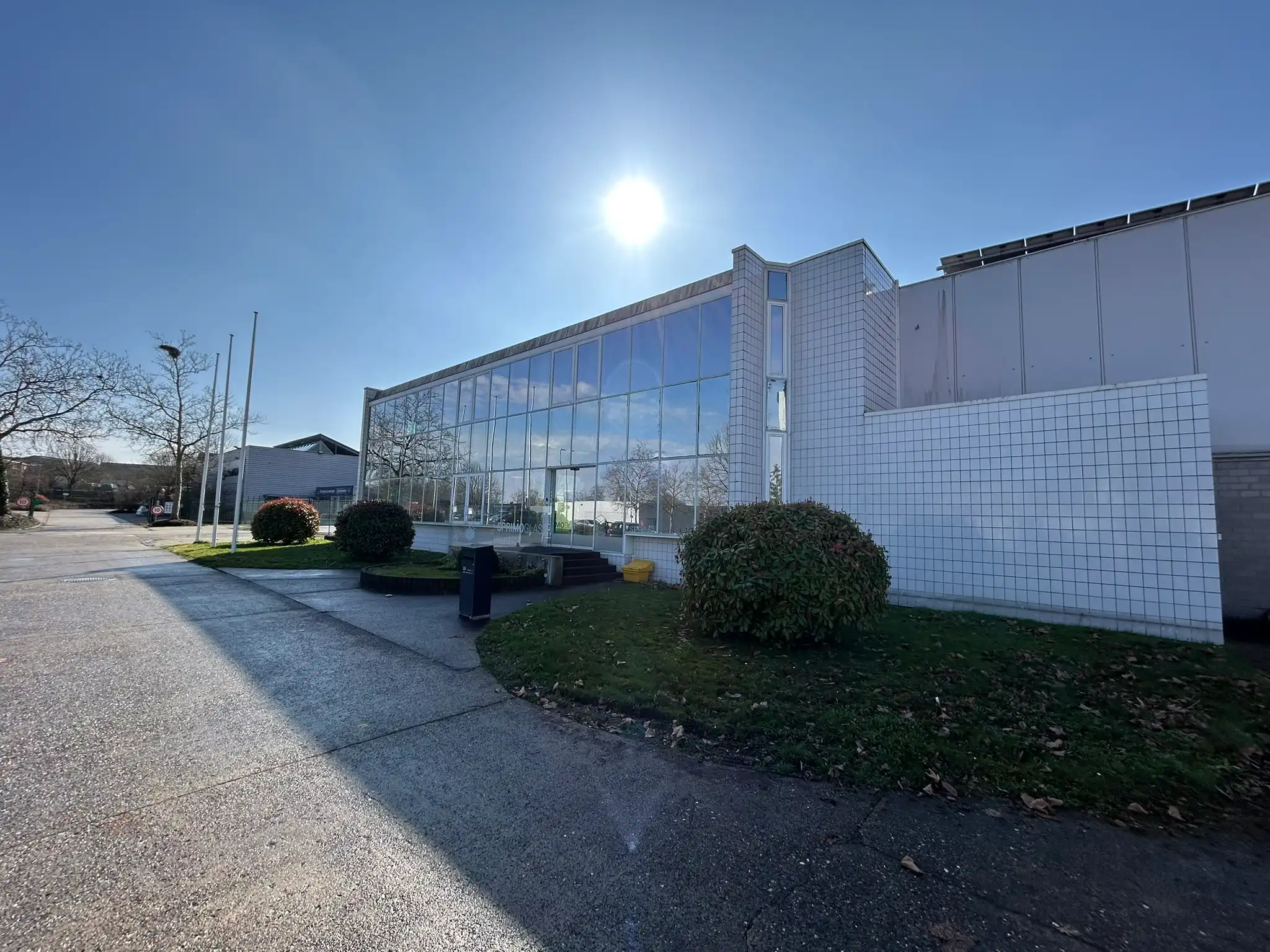 Uitstekend gelegen industrieel gebouw met kantoren op 272are foto 3