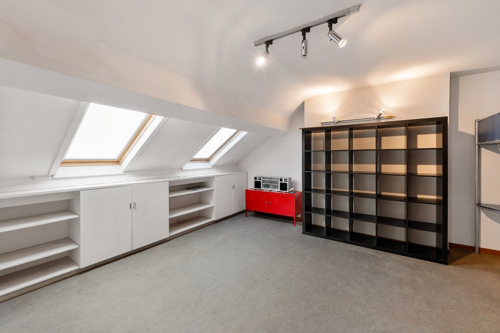 Karaktervolle voormalige dokterswoning met praktijkruimte, lift, dubbele garage, 5 SLPK. en grote tuin foto 31
