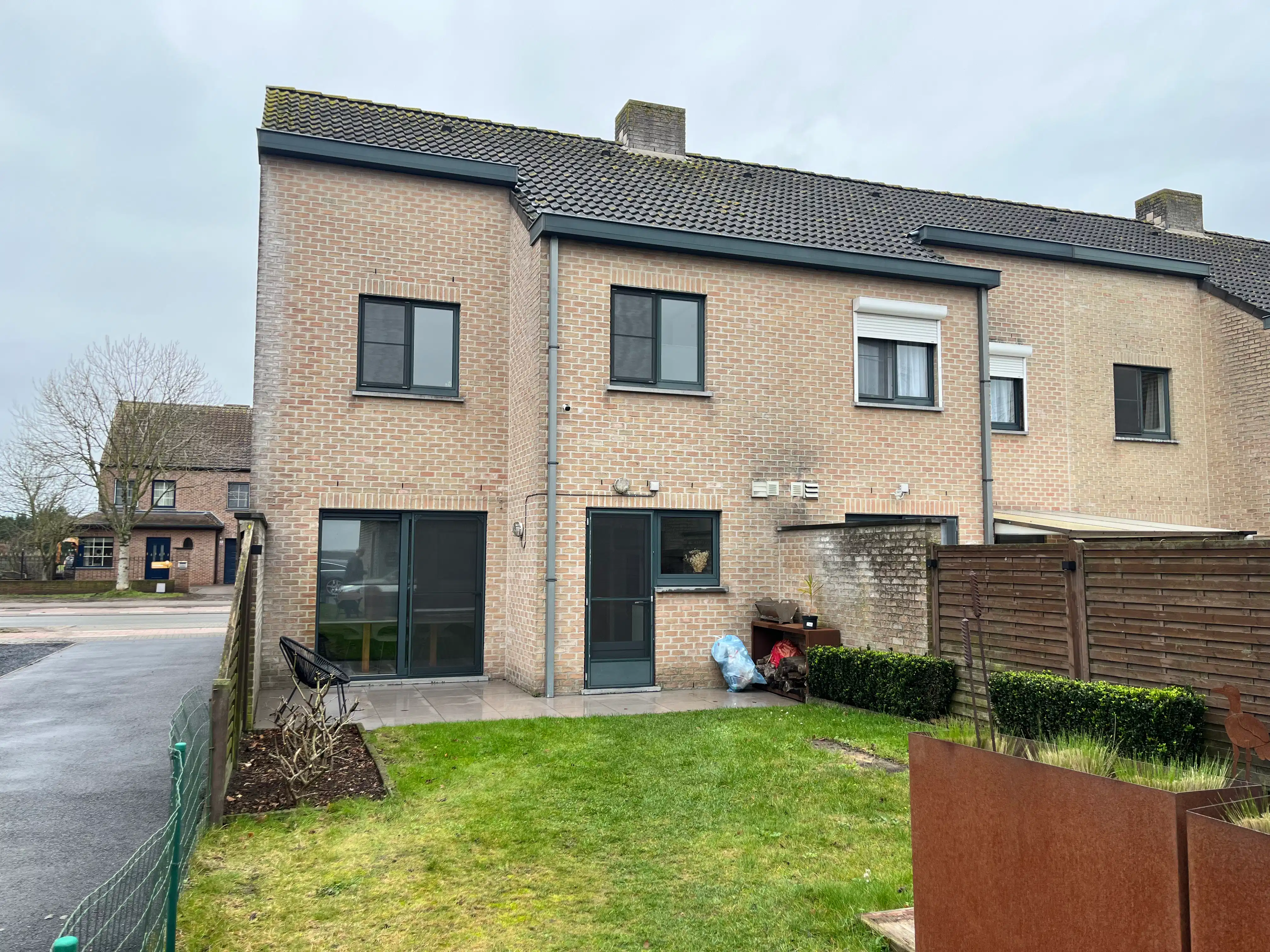 Gezellige halfopen woning met tuin en terras. foto 10