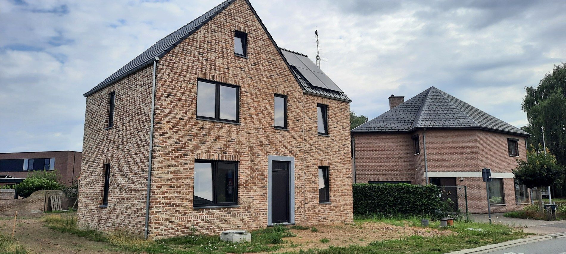 Vrijstaande nieuwbouwwoning met 3 slaapkamers, gelegen op een rustige locatie in Molenbeersel.  foto {{pictureIndex}}