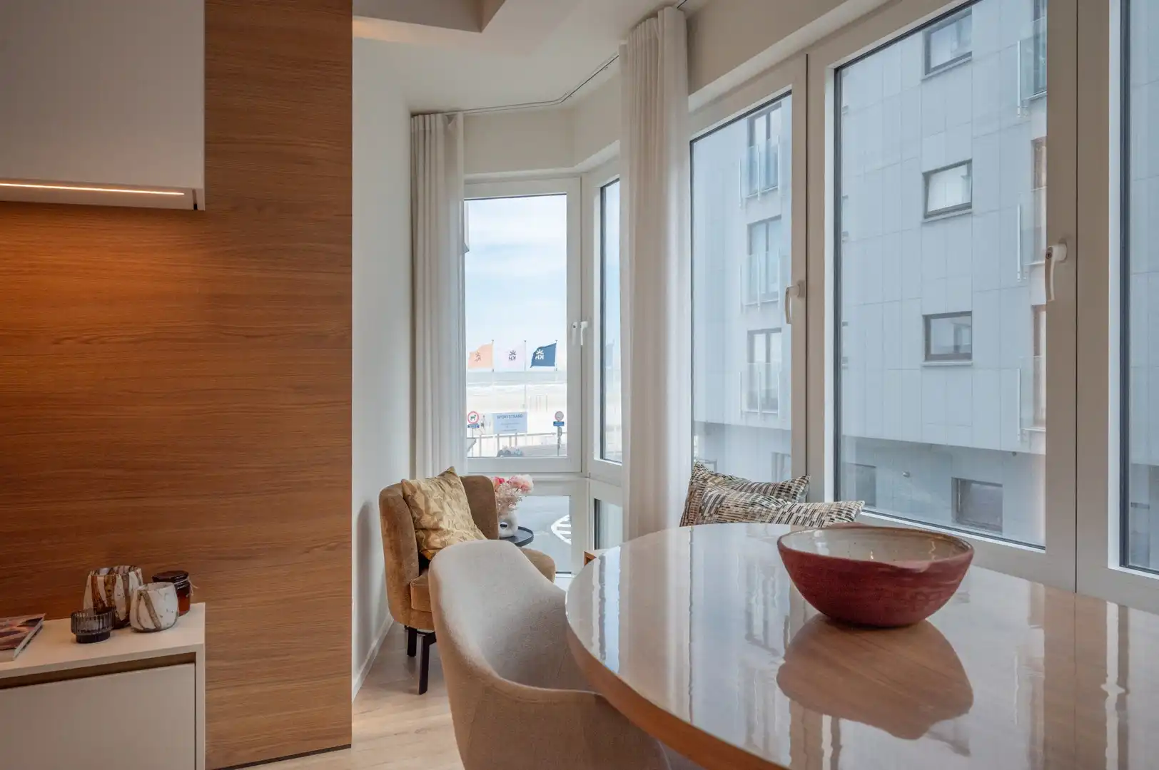 Stijlvol gerenoveerd appartement met zeezicht nabij het Heldenplein foto 4