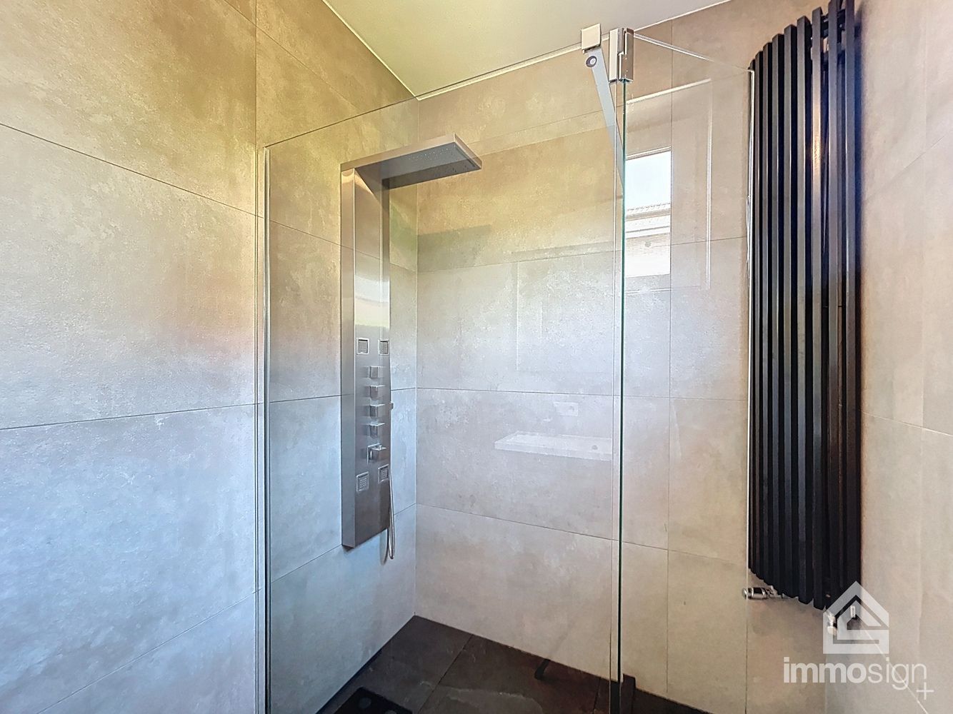 Instapklare gezinswoning met 3 slaapkamers, 2 badkamers, vrijstaande garage en prachtige tuinkamer foto 31