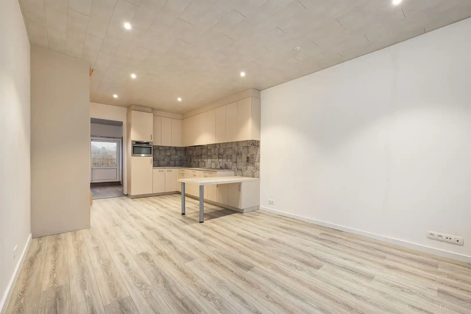 Centraal gelegen woonst met terras en garage. foto 3