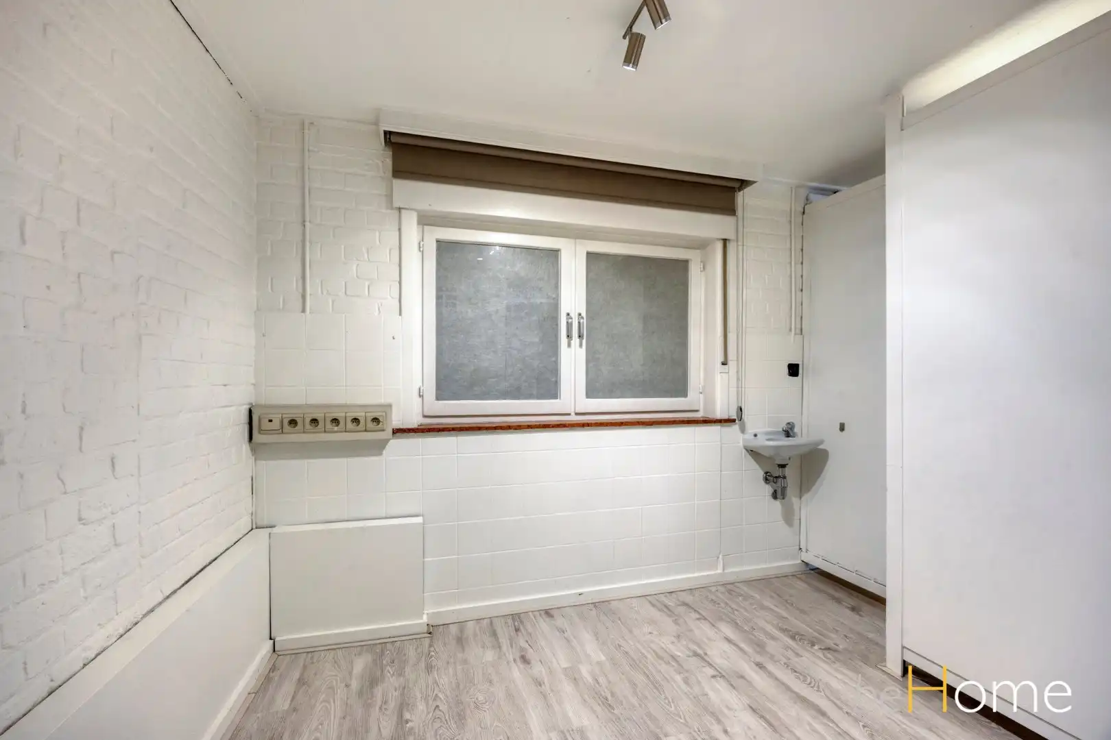 TE KOOP - Ruime 2-gevelwoning met praktijkruimte en uitzonderlijk potentieel in het hart van Merchtem foto 8