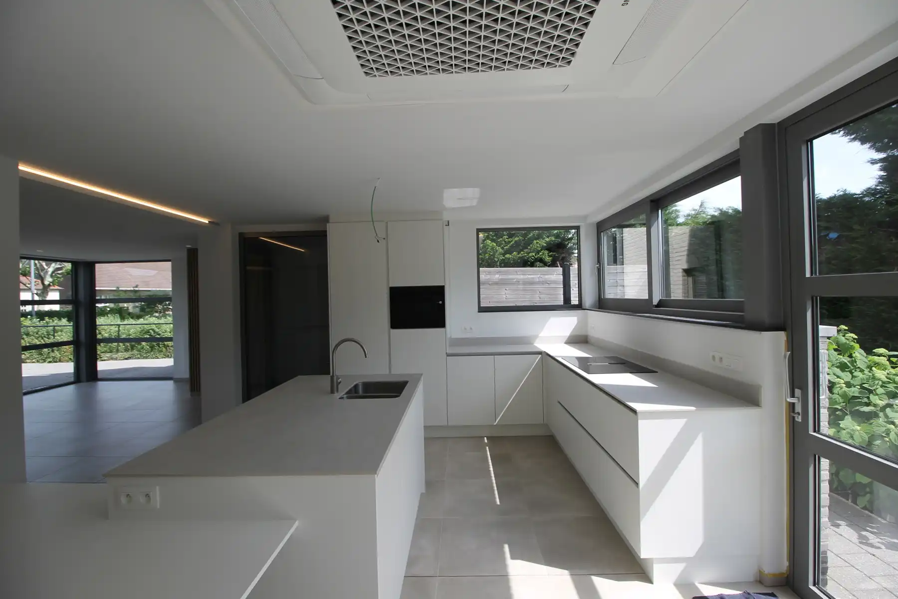 Uniek en ruim (ca 134m²) gelijkvloers appartement met 2 slaapkamers, terras en tuin en autostaanplaats. foto 5