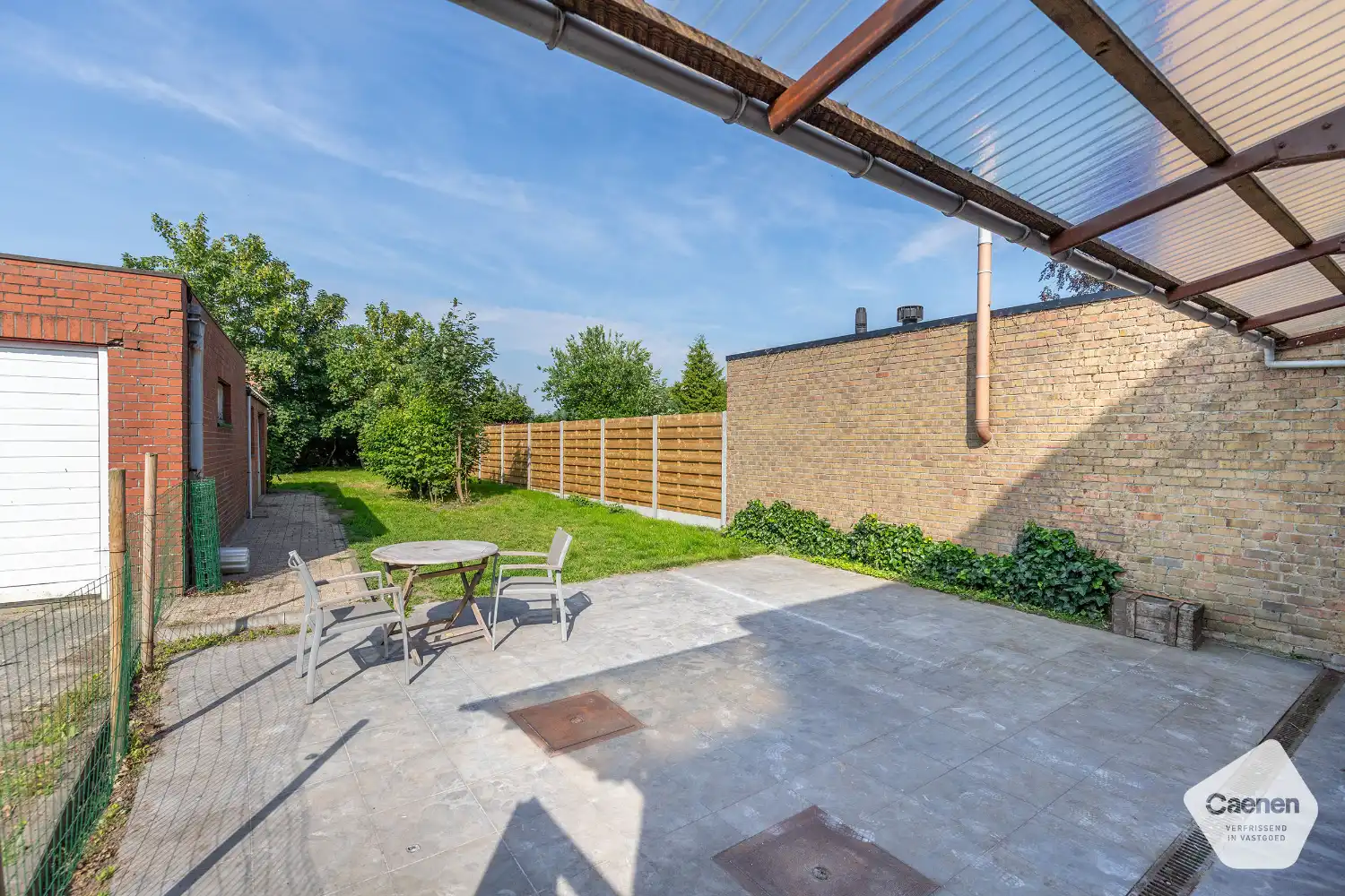 Leuke & lichtrijke charmante half-open woning met 4 slaapkamers, garage en leuke tuin! foto 2