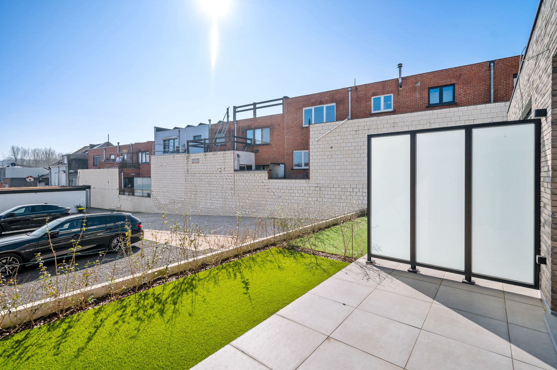 Gelijkvloers appartement met terras en tuin foto 7