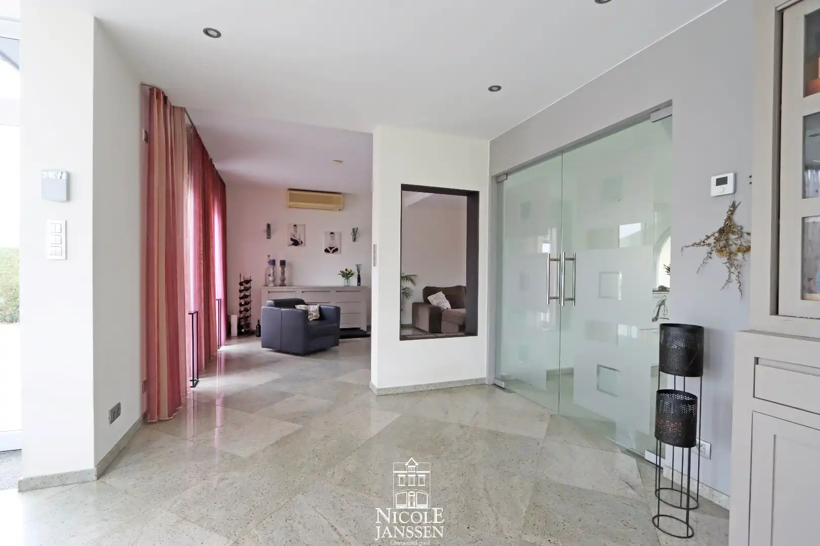 Vrijstaande ruime woning met dubbele garage en grote tuin met zwembad foto 5