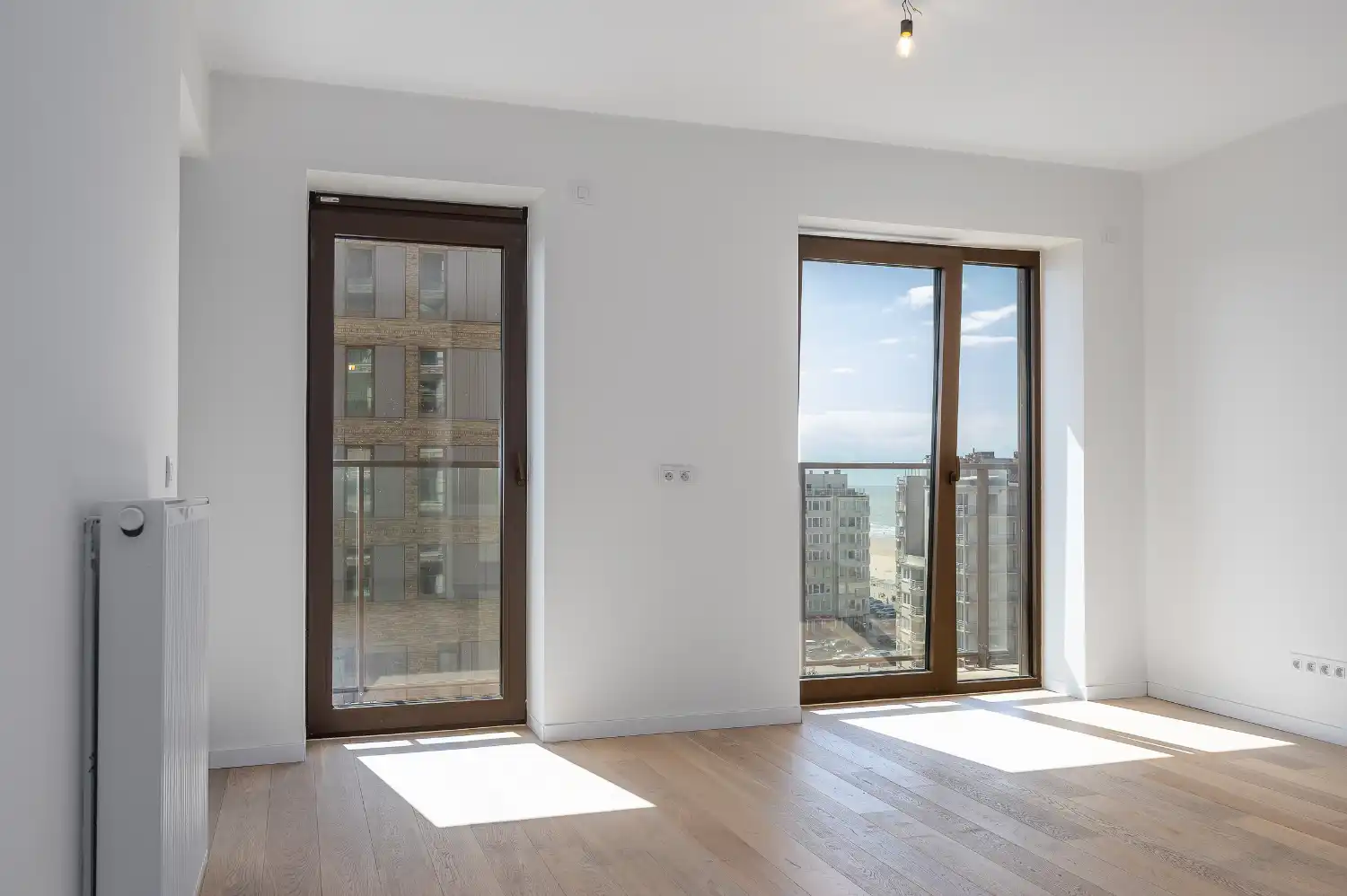 Assistentie-appartement met zijdelings zeezicht op steenworp van de zeedijk. foto 7