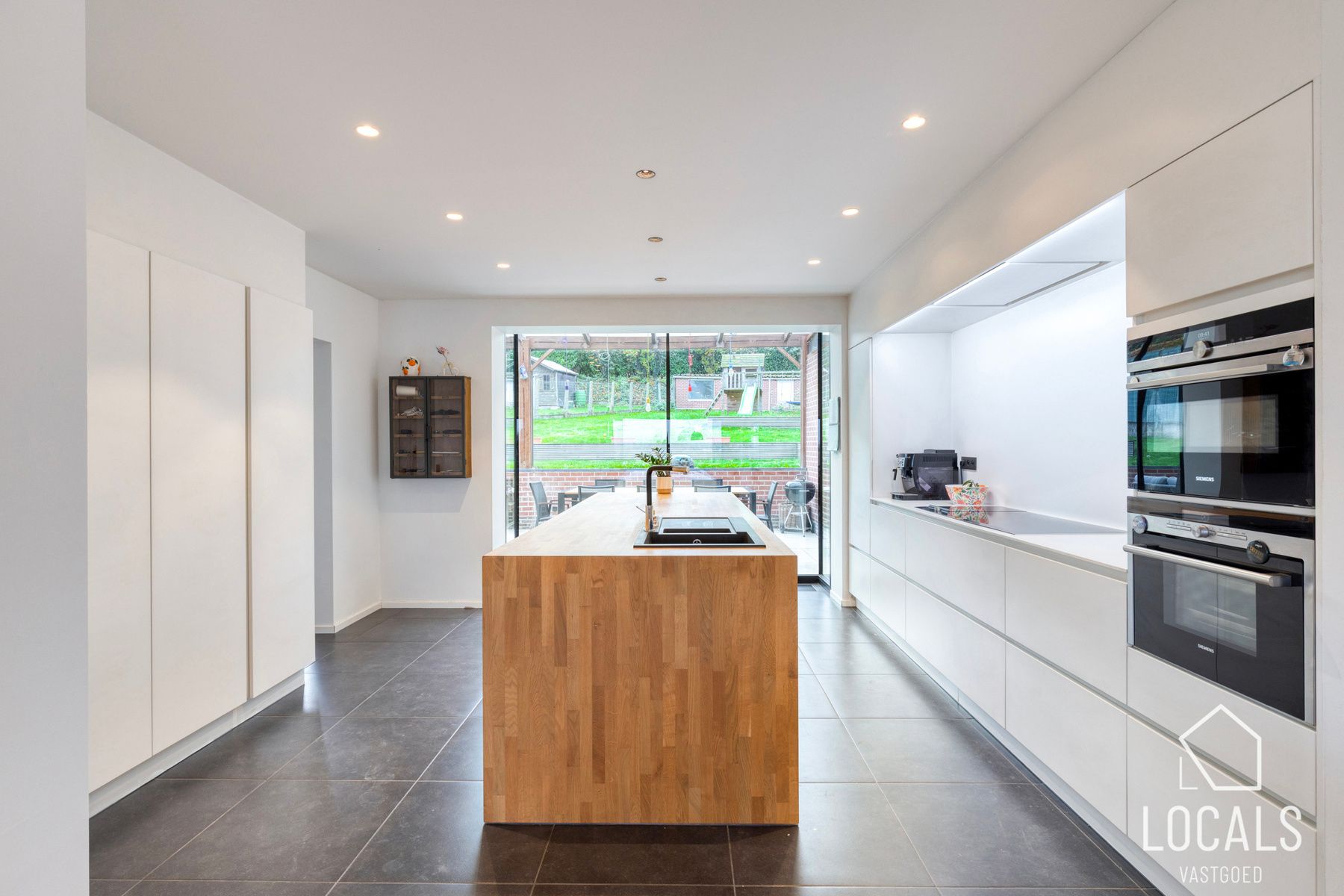 Halfopen bebouwing in het pitoreske Pollare foto 5