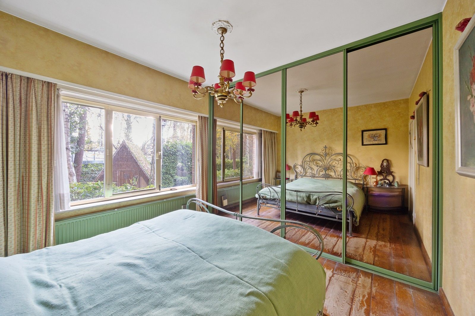 Open bebouwing met grote garage of magazijn, gelegen volledig in het groen en ingericht met een 'charme-authentiek-interieur' foto 9