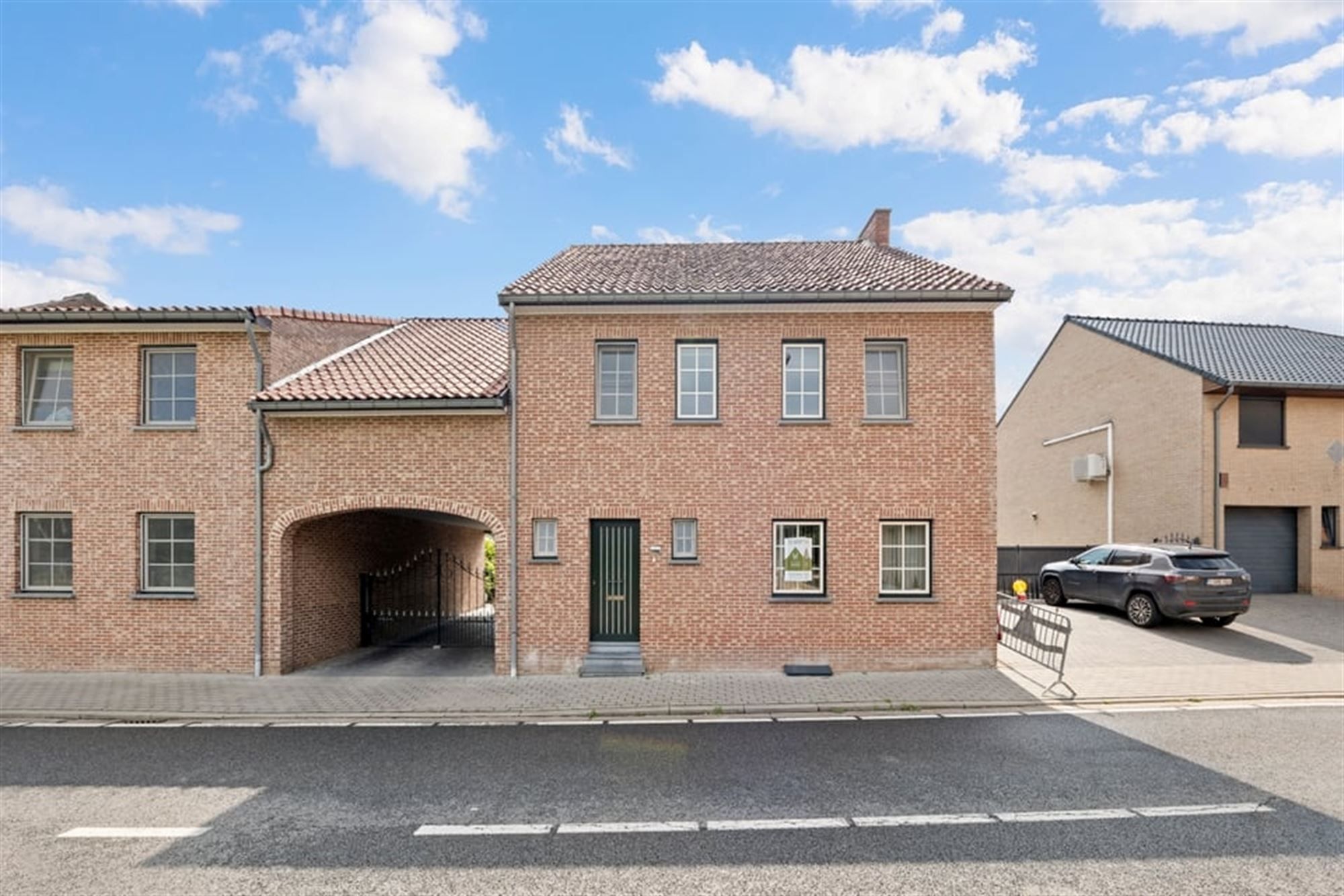 Hoofdfoto van de publicatie: VERRASSEND RUIME GEZINSWONING MET GARAGE IN HEERS 