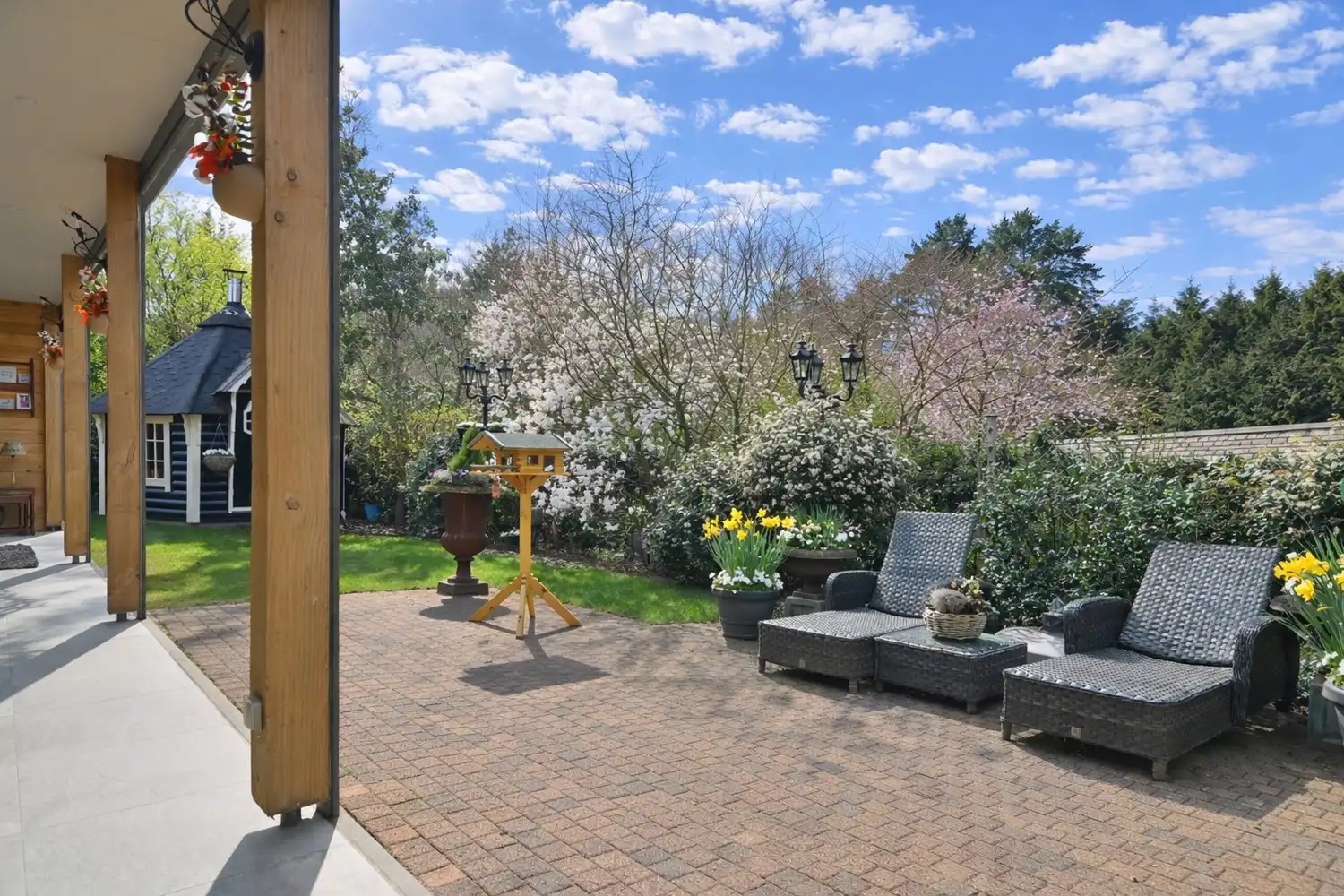 Exclusieve, compleet ingerichte bungalow op unieke bosrijke ligging, met prachtig overdekt terras en ruime kelder foto 3