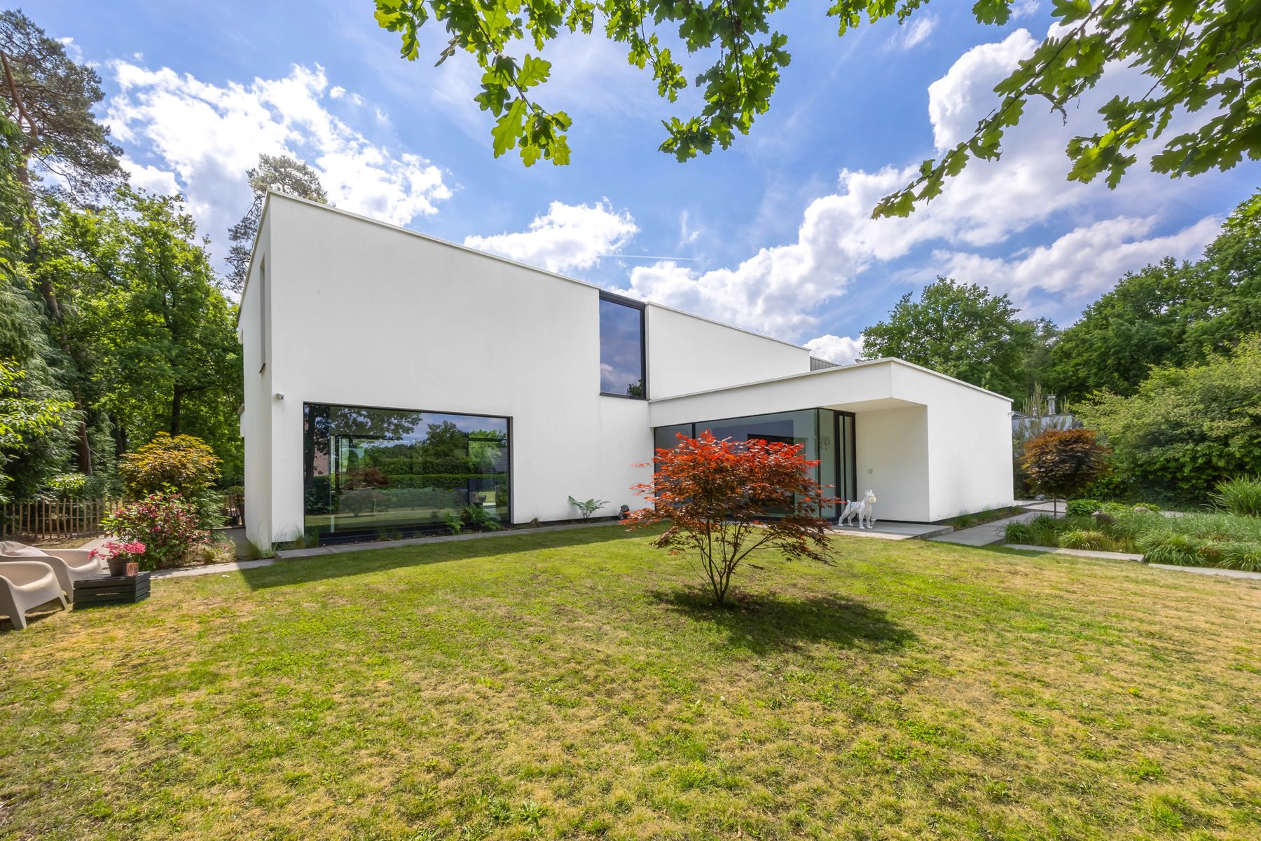 Ruime moderne luxe villa met zwembad op ca. 2339 m². foto {{pictureIndex}}