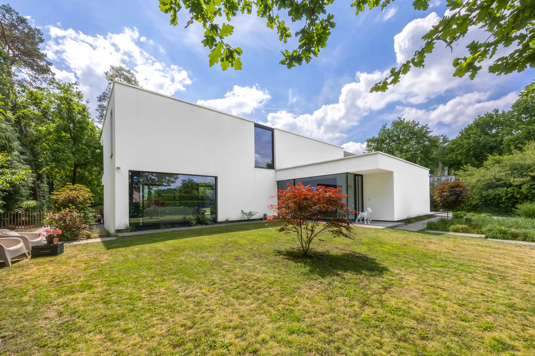 Ruime moderne luxe villa met zwembad op ca. 2339 m². foto {{pictureIndex}}