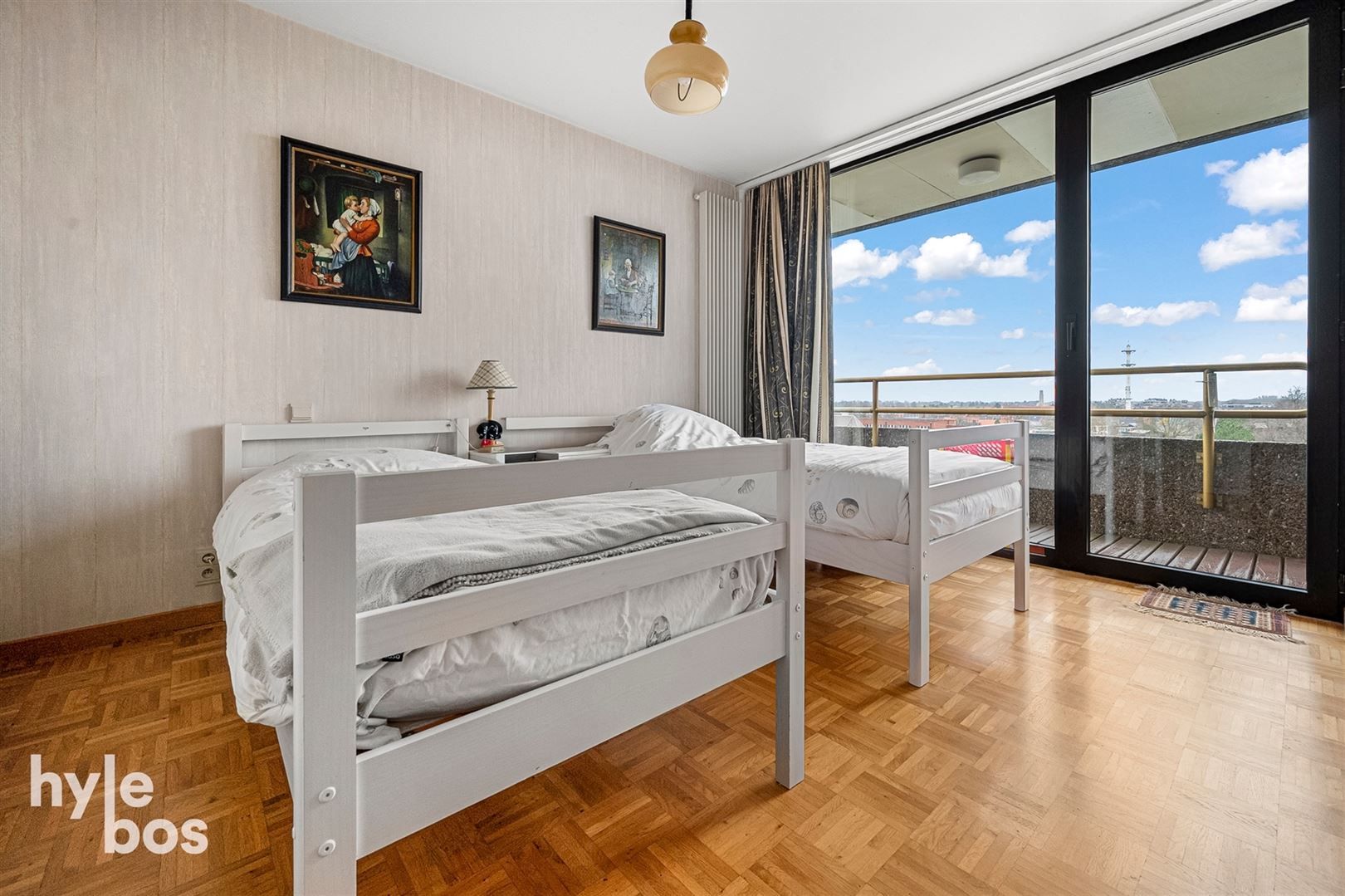 Centraal gelegen 3 slaapkamer appartement met parking foto 19