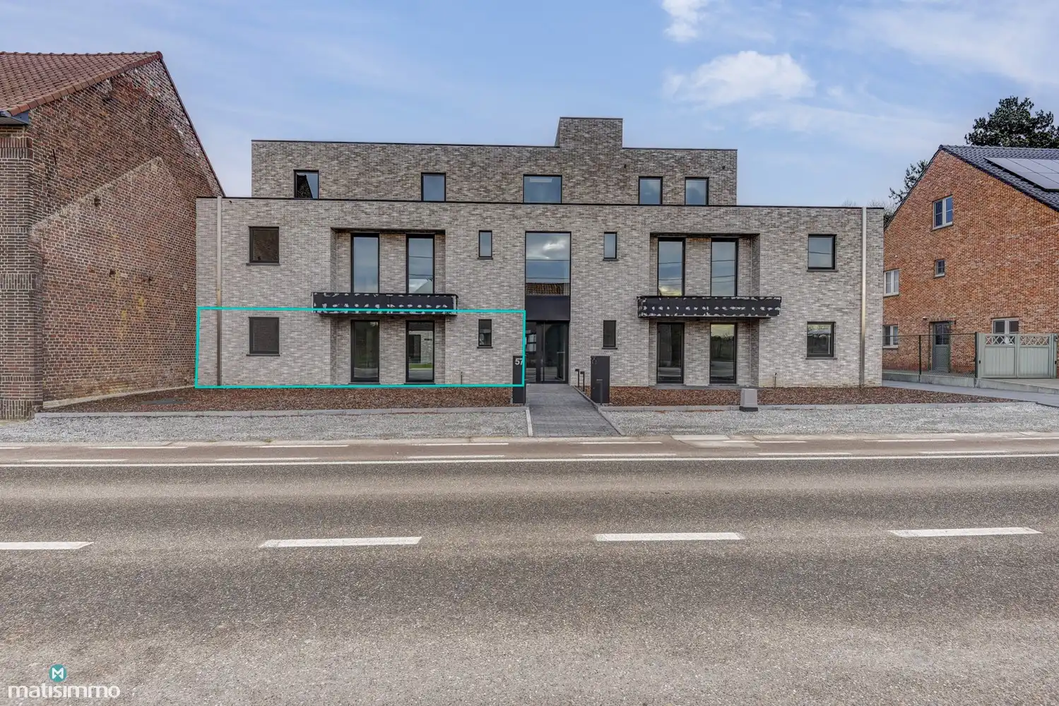 RUIM NIEUWBOUW APPARTEMENT MET 2 SLAAPKAMERS, TERRAS, GARAGE, AUTOSTAANPLAATS EN KELDERBERGING TE BEVERST foto {{pictureIndex}}