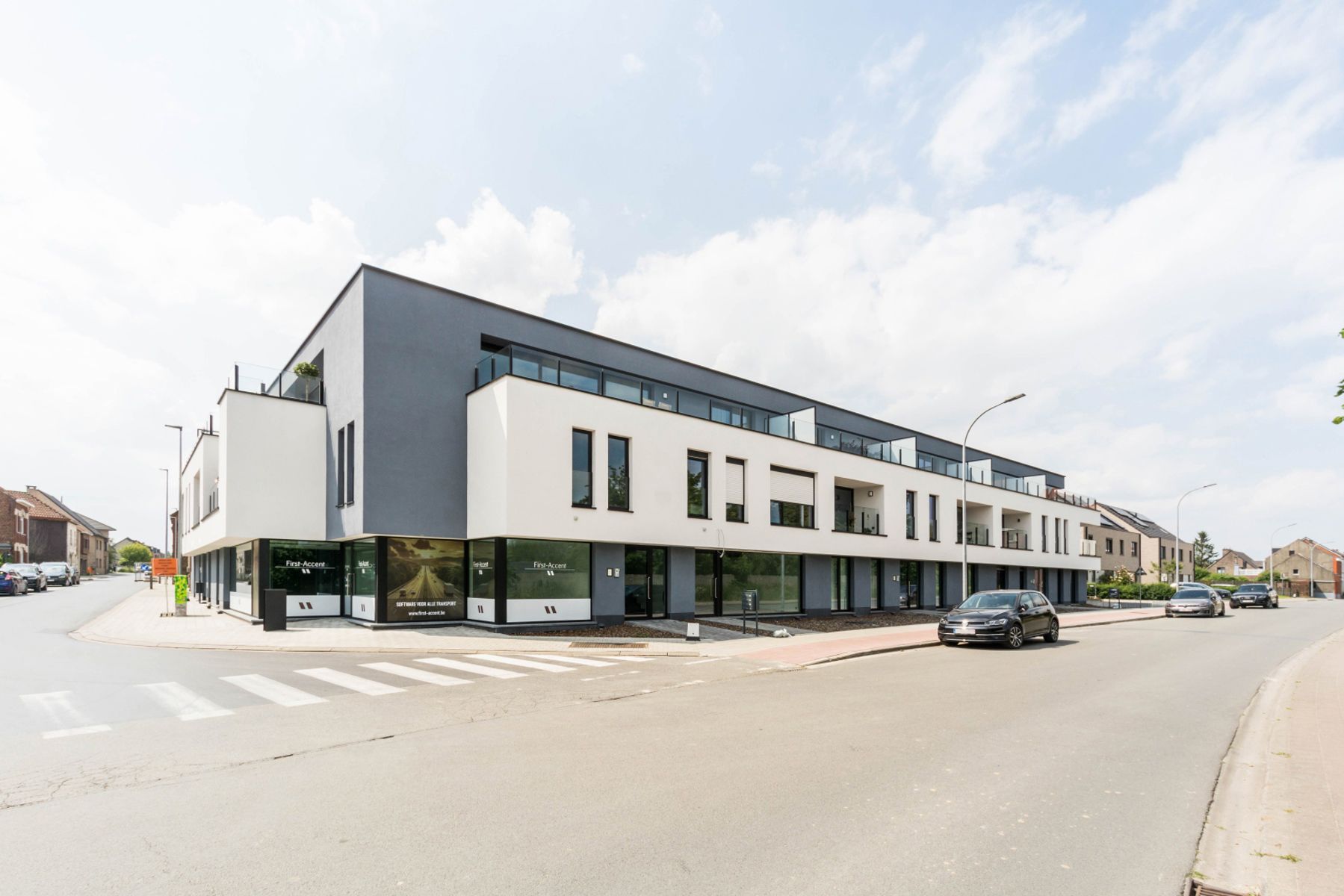 Nieuwbouw gelijkvloerse handels- of kantoorruimte met garage foto 1