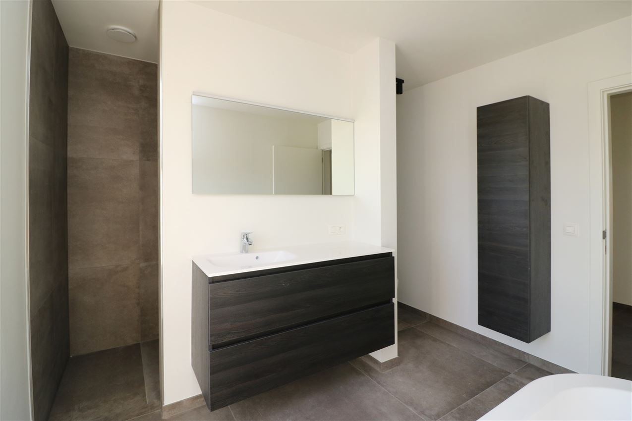 Prachtige nieuwbouwwoning met 4 slpk. met gusntige ligging foto 12