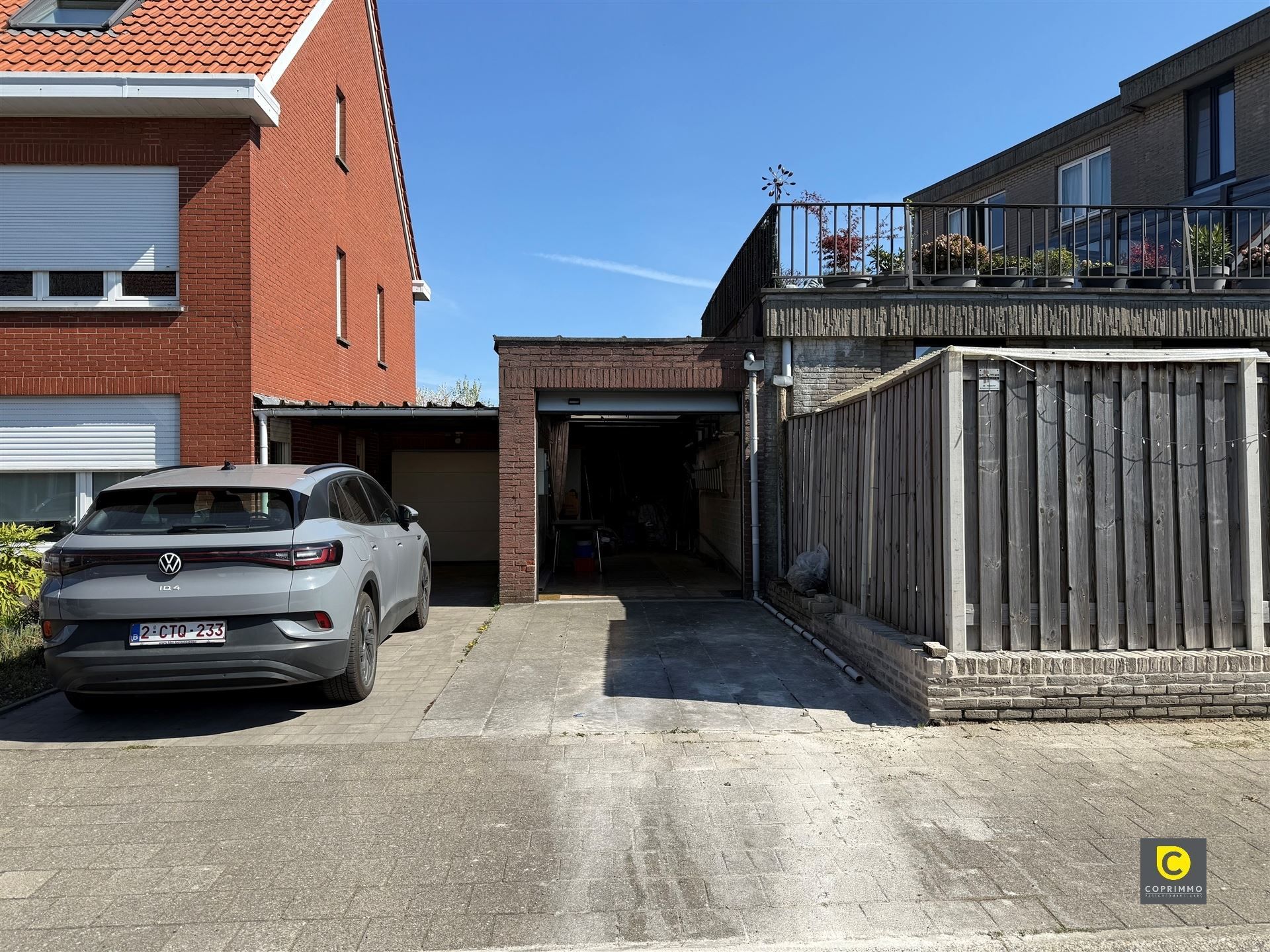Garagebox +/- 35 m² met elktr. foto {{pictureIndex}}