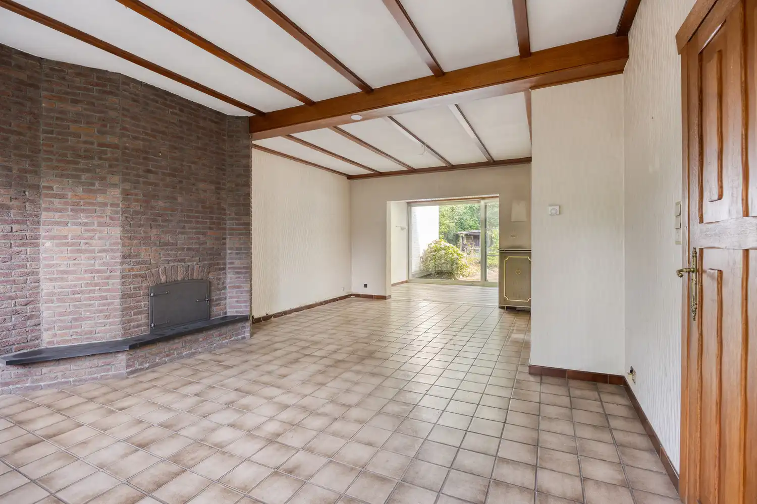 Charmante te renoveren cottagewoning met 3 slaapkamers en garage op 678m2! foto 8