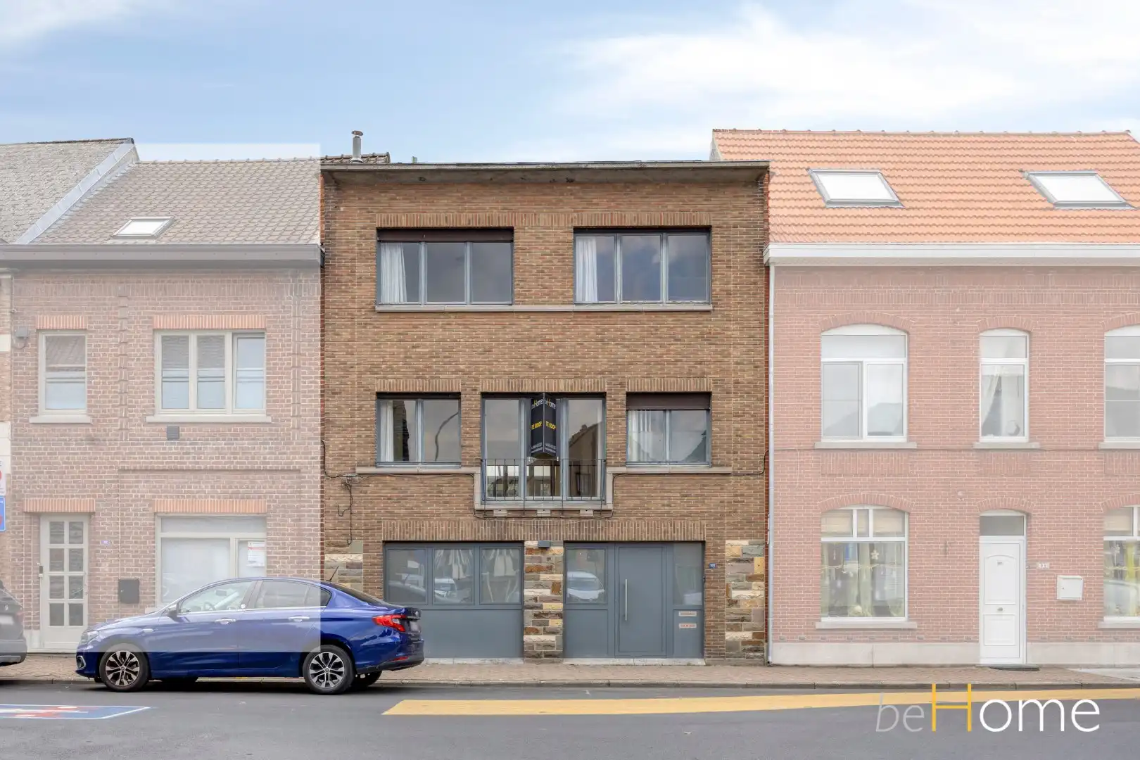 TE KOOP - Ruime 2-gevelwoning met praktijkruimte en uitzonderlijk potentieel in het hart van Merchtem foto {{pictureIndex}}