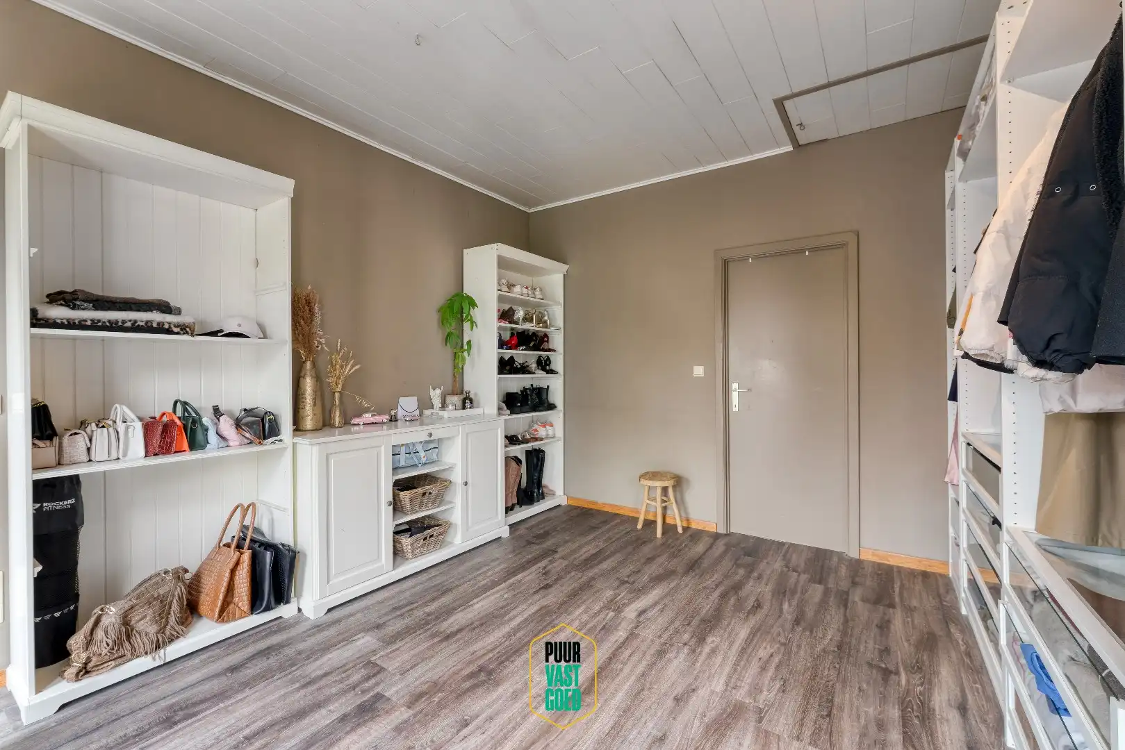 Riant appartement en studio boven grote handelsruimte  foto 26