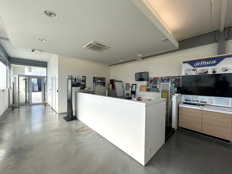 Moderne KMO-unit met 299 m² kantoren en 324 m² magazijn – nabij R4 foto 5