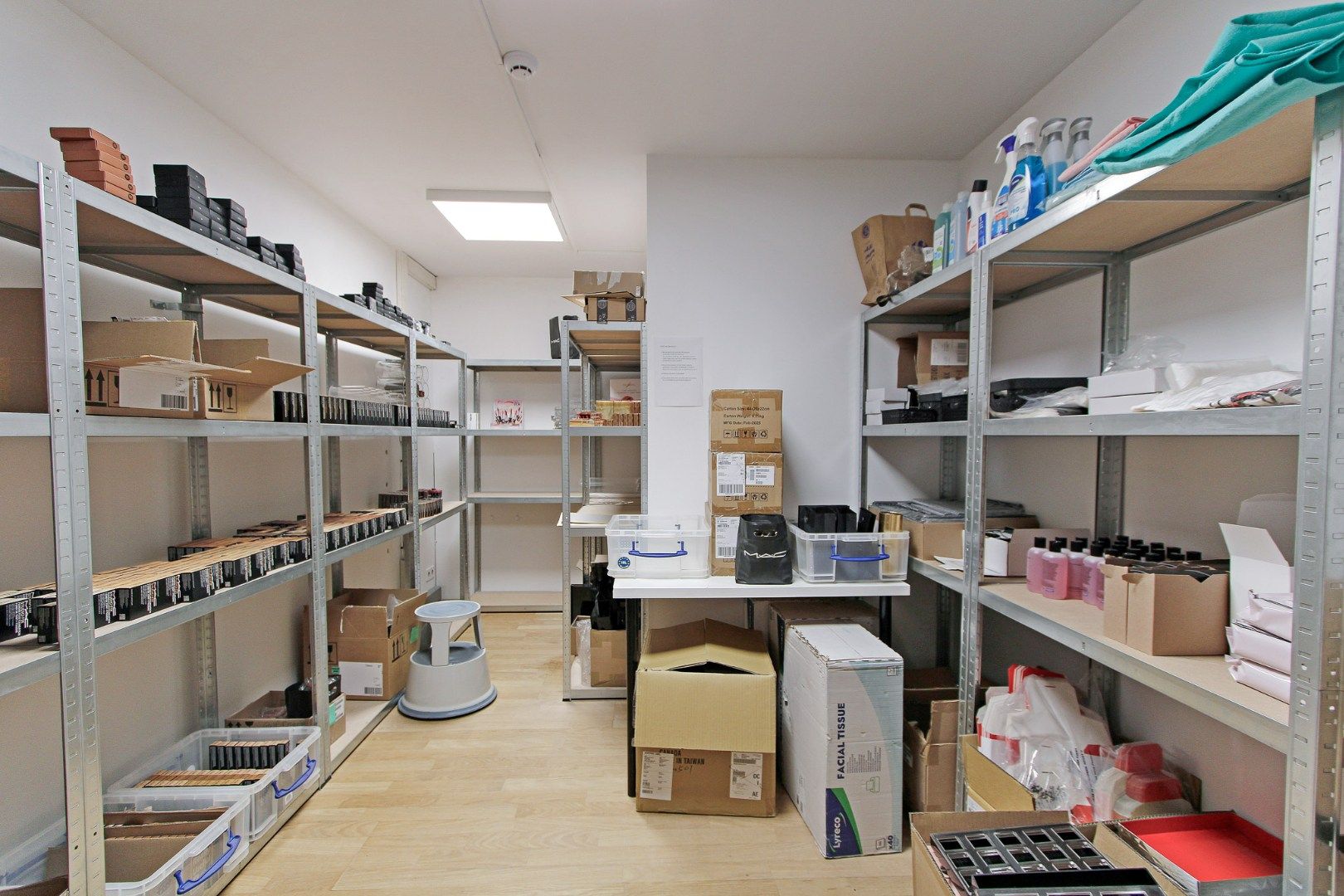 Lippenslaan 334 (winkel 2) huidige Mac Cosmetics te huur foto 6