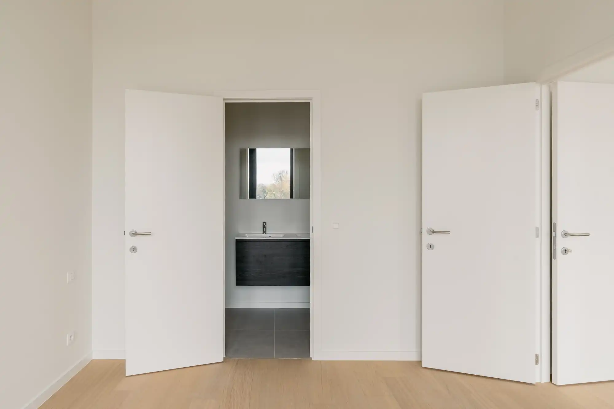 Max Dudler: uitgepuurde lijnen en Zwitserse precisie aan de Scheldekaaien. foto 9