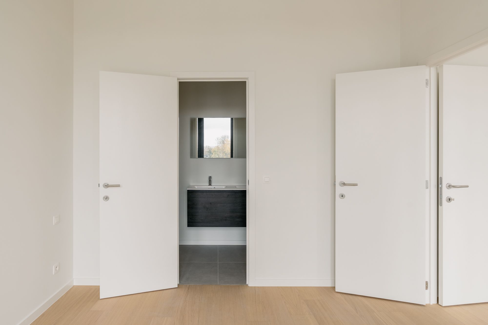 Max Dudler: uitgepuurde lijnen en Zwitserse precisie aan de Scheldekaaien. foto 9