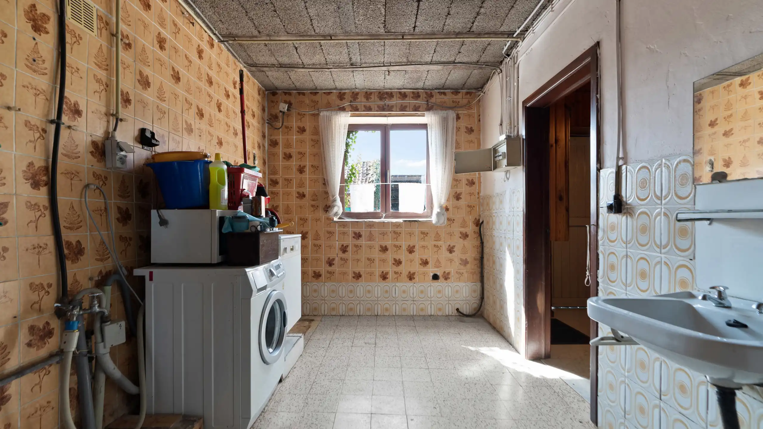 TIELT-WINGE- Ruime woning met bijgebouwen, binnenkoer op 96a foto 16
