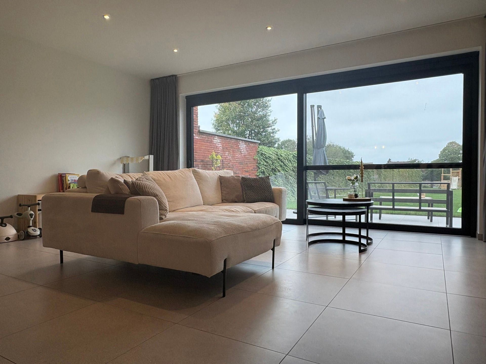 Ruime en moderne woning met grote tuin  foto 2