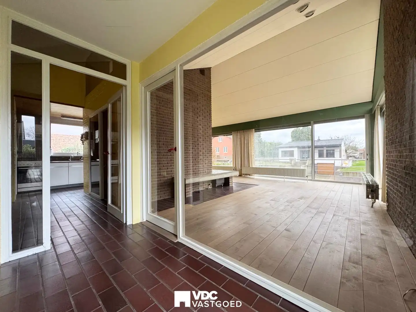 Ruime open bebouwing met prachtige tuin en veel potentieel foto 3