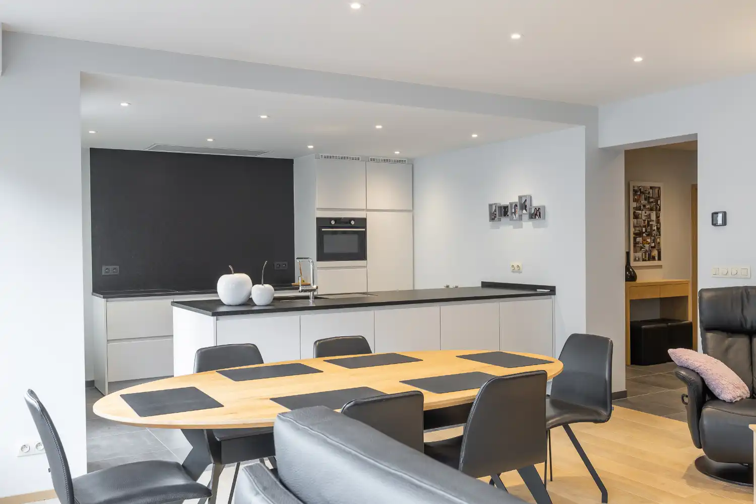 Gerenoveerd 2-slaapkamer appartement met inpandige garage in hartje Oostende foto 3