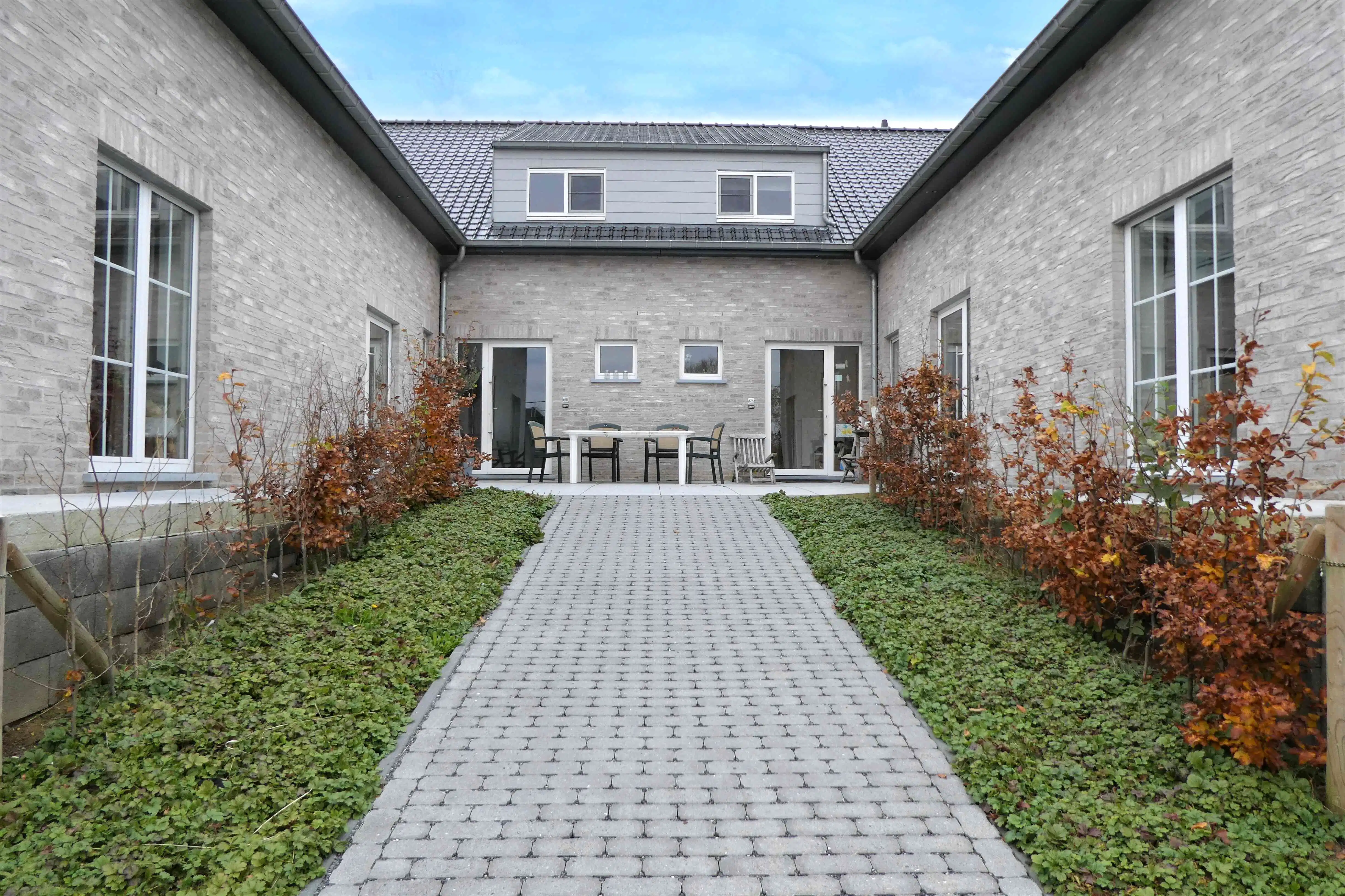 Prachtige halfopen pastoriewoning van 160m² met zuidgericht terras v 31m², balkon, zonnepanelen en drie staanplaatsen.  foto 2