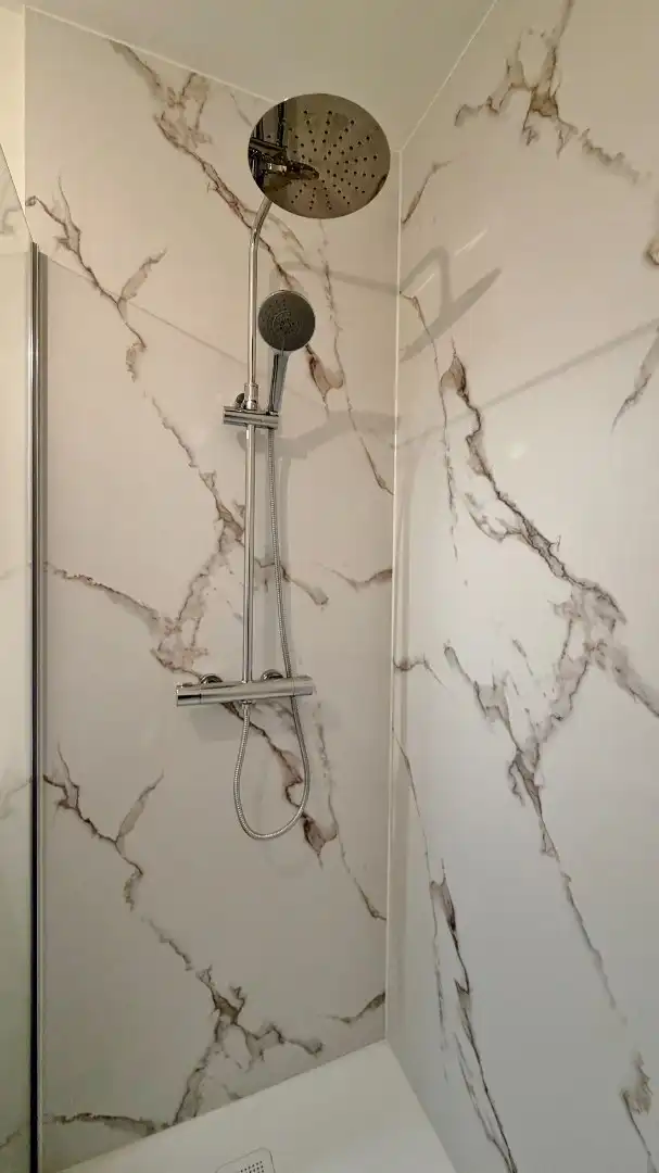 Stijlvol gerenoveerd appartement op toplocatie in het centrum van Ieper. foto 13