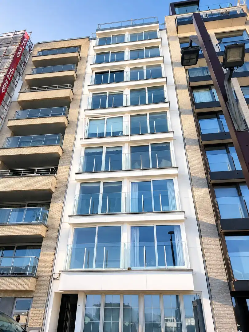 Instapklaar, stijlvol gerenoveerd appartement met fenomenaal zeezicht in het mondaine Heist foto 8