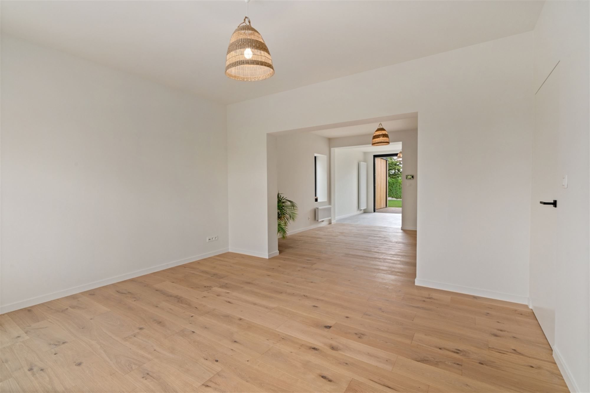 Stijlvolle, volledig gerenoveerde, INSTAPKLARE / WOONKLARE WONING (HOB) met 3 slaapkamers, 2 badkamers en garage op 756 m² foto 5
