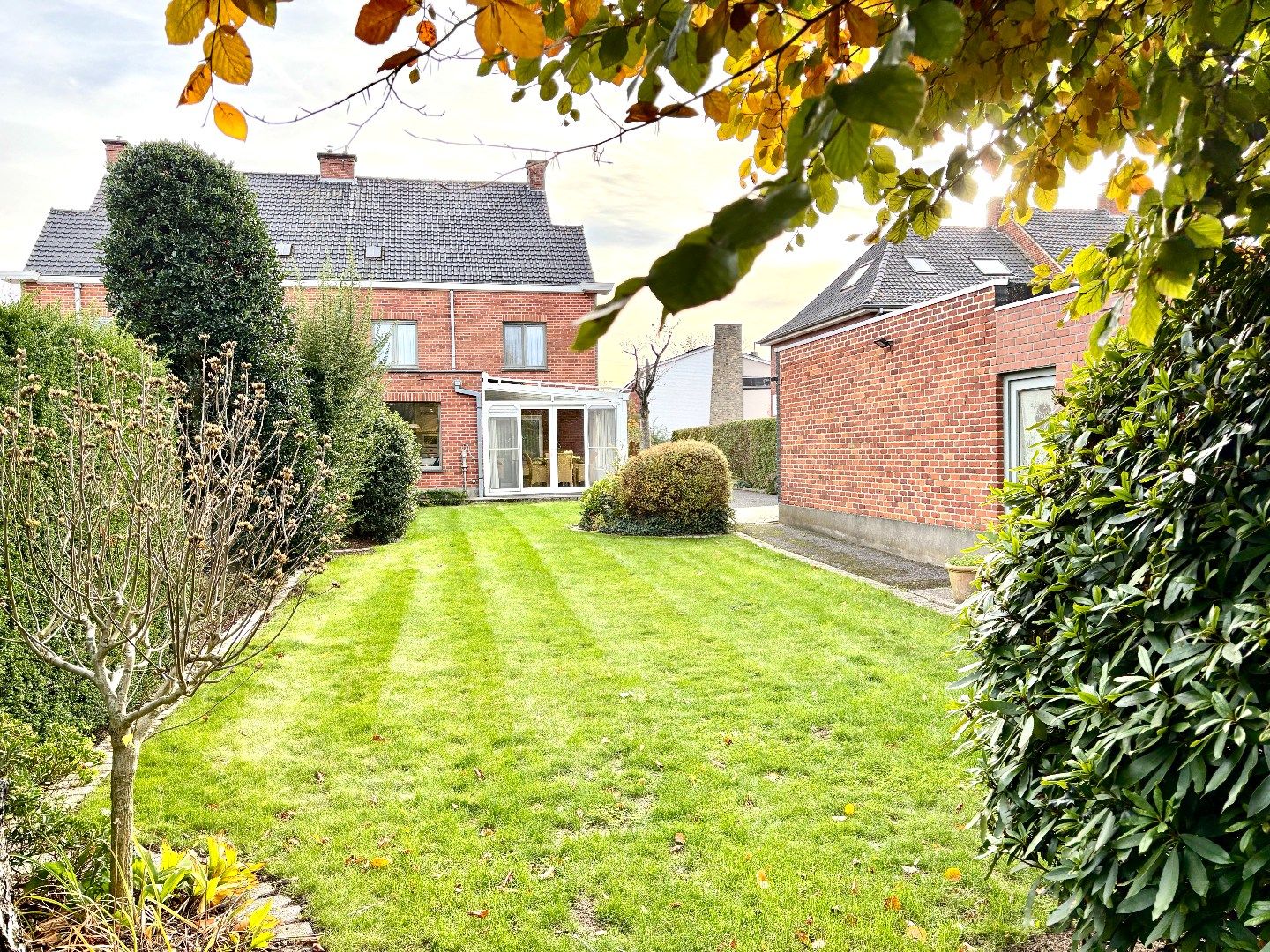 Ruime half openbebouwing met grote garage, 3 slks met mogelijkheid tot 5 slks. foto 8