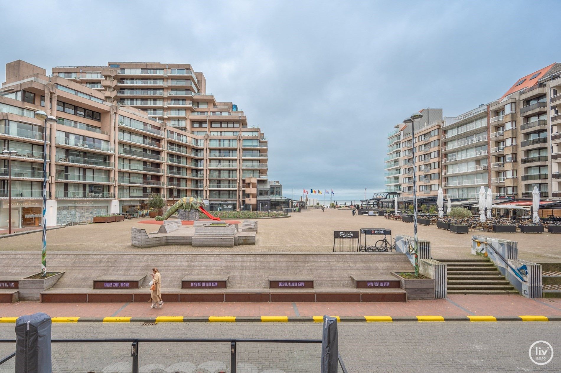 Aangenaam 2 slaapkamerappartement met frontaal ZEEzicht gelegen op het vanbunnenplein te Knokke.  foto 2