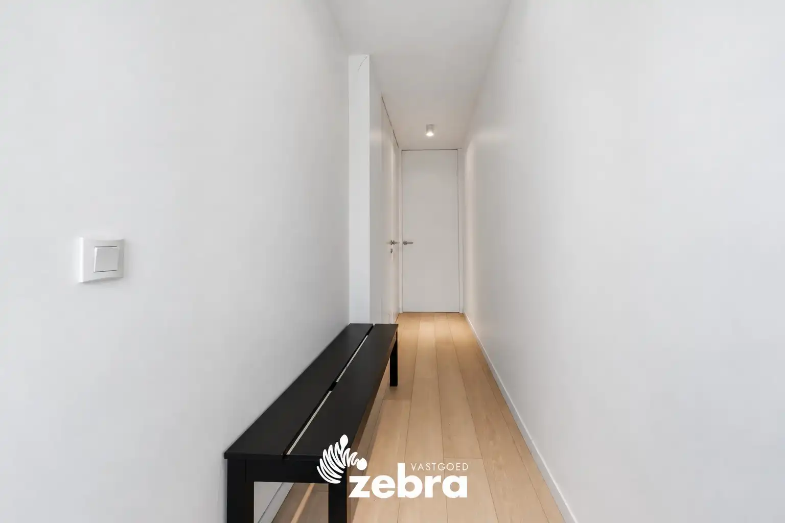 Instapklare woning met achterliggende garage en uitweg! foto 3