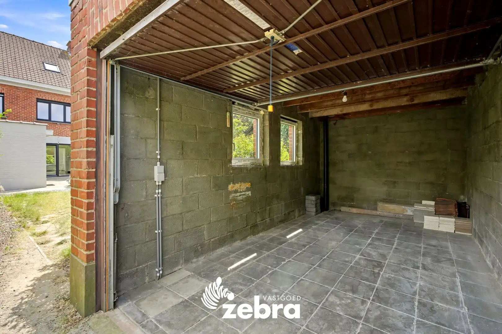 Gerenoveerde woning met uitweg op een rustige ligging in Izegem! foto 24