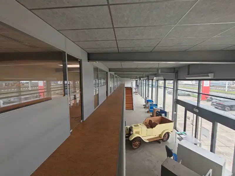 Magazijn met kantoren en ruime buitenopslag langs de A12 foto 6