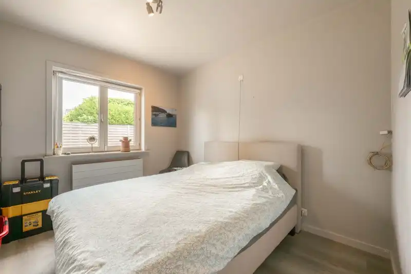 Prachtige alleenstaande instapklare woning met 5 slaapkamers inpandige garage, mooi terras en tuin TE KOOP in hartje Sint-Baafs-Vijve foto 17
